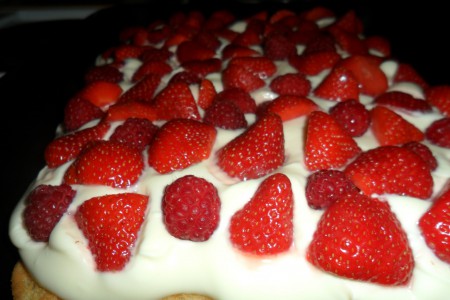 Mascarponés szelet eperrel, málnával