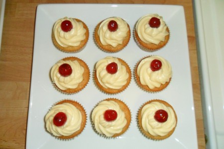 Meggyes csokis muffin vanília krémmel