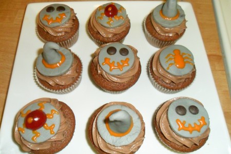 Csokis muffin Halloweeni díszítéssel