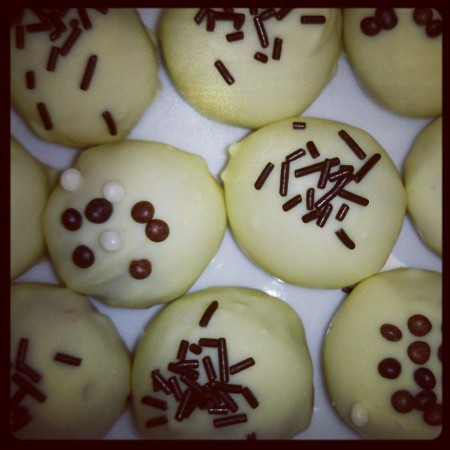 Csokoládés bonbon fehércsokis mázzal