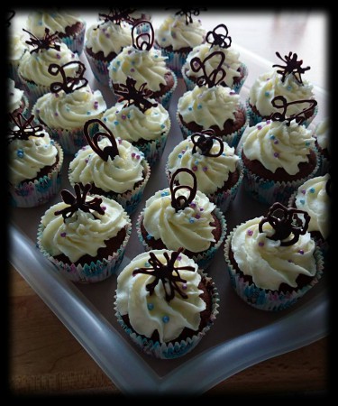 Áfonyás csokis muffin tejszínhabbal